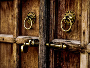 Все, что нужно знать о дверных шпингалетах: от истории до советов по эксплуатации